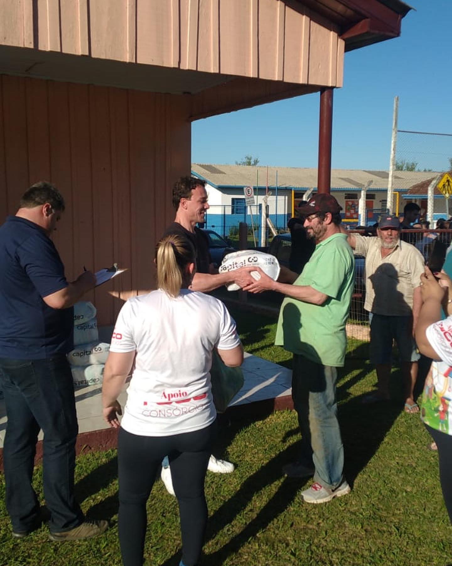 Entrega de Cestas básicas hoje para famílias com vulnerabilidades no Interior de Montenegro   Obrigada as empresas que ajudaram e aos voluntários
