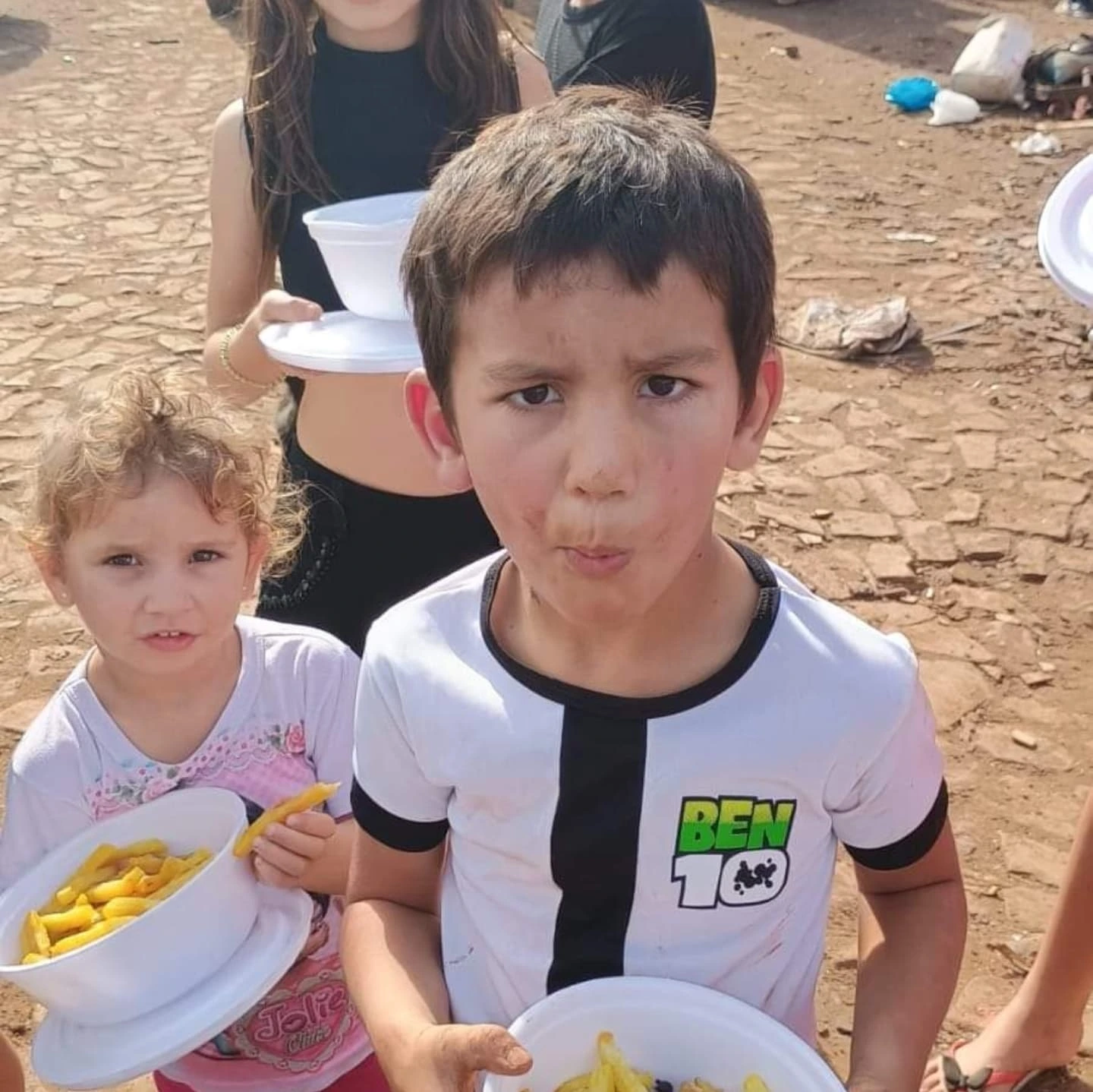 Dia de abençoar o próximo... doação de marmitas  Popy Silva doa alaminutas a centenas de família e crianças... 2024... obrigado senhor pôr me permitir ajudar tantas pessoas...