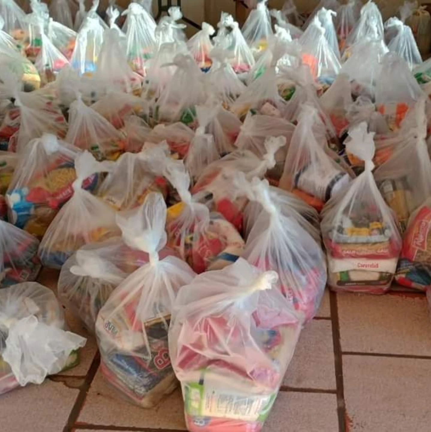 Dia de abençoar o próximo... doação de marmitas  Popy Silva doa alaminutas a centenas de família e crianças... 2024... obrigado senhor pôr me permitir ajudar tantas pessoas...