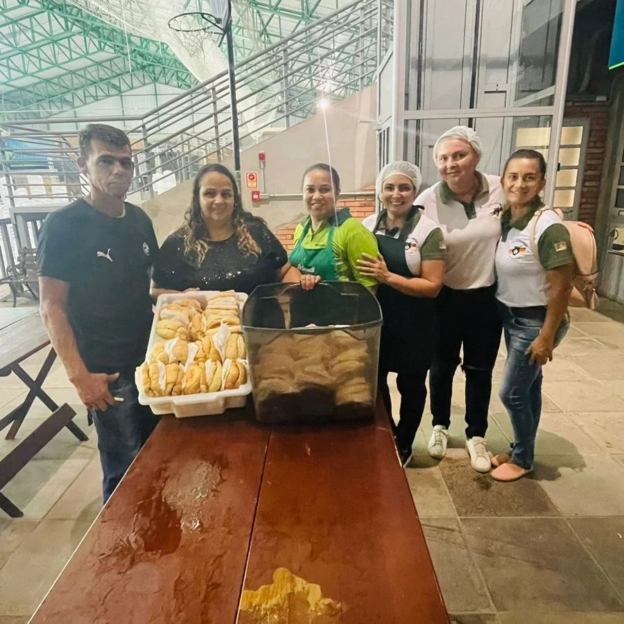 Doação de pães com galeto e salsichão do @ctgacacianegra,muito obrigado esses pães fizeram a diferença na mesa das crianças. @campanhapopysilva  @popydocesesalgados