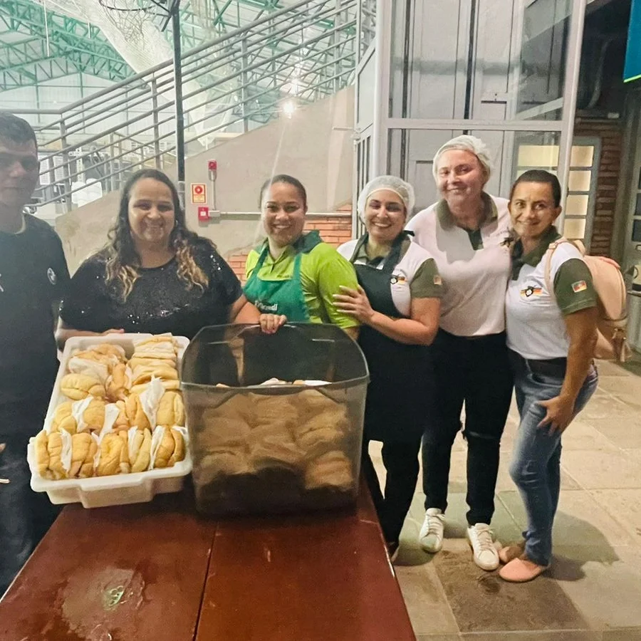 Doação de pães com galeto e salsichão do @ctgacacianegra,muito obrigado esses pães fizeram a diferença na mesa das crianças. @campanhapopysilva  @popydocesesalgados