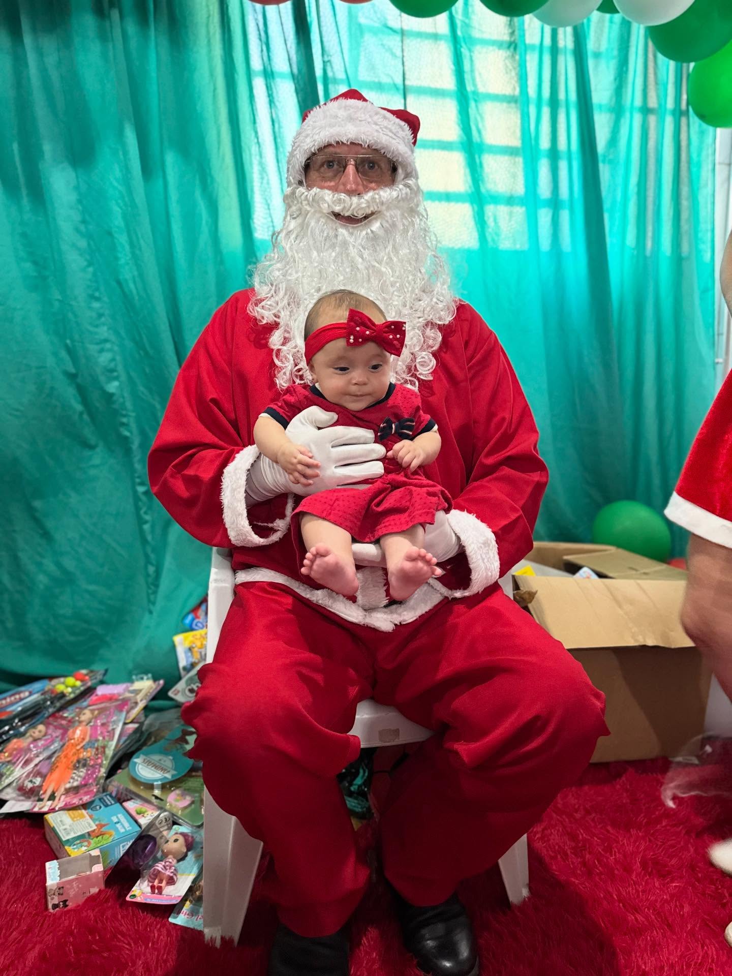 🎄✨ A magia do Natal tomou conta dos nossos pequenos! ✨🎄  Entre sorrisos, abraços, brincadeiras e muita alegria, nossa festa de Natal foi marcada por momentos que aquecem o coração 💖 Cada registro carr