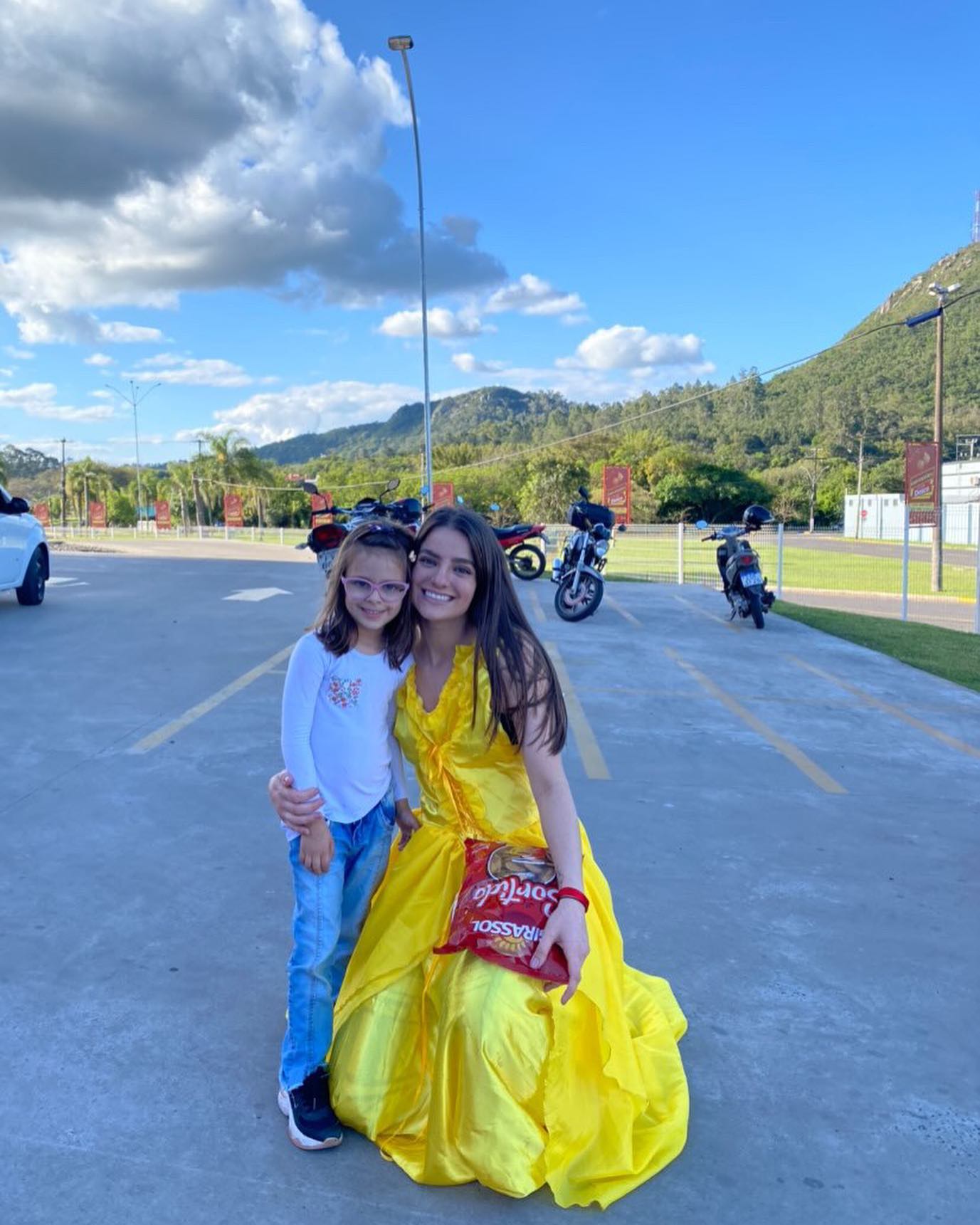 Hoje com um Super Time na Arrecadação no Supermercado Desco! As Princesas e Heróis!   Obrigada as todos pelas doações , esses doces serão distribuídos para crianças carentes no dia da Festa!  A nossa 