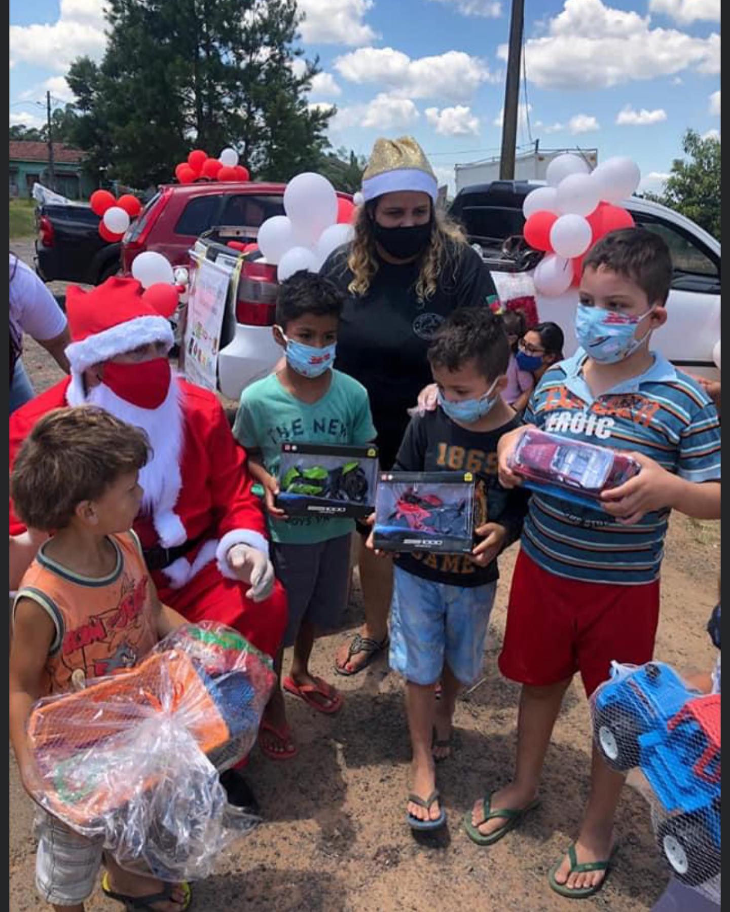 Crianças carentes recebendo nossas doações. É tão gratificante ver a alegria nesses rostinhos 😍 Fotos da nossa campanha passada!