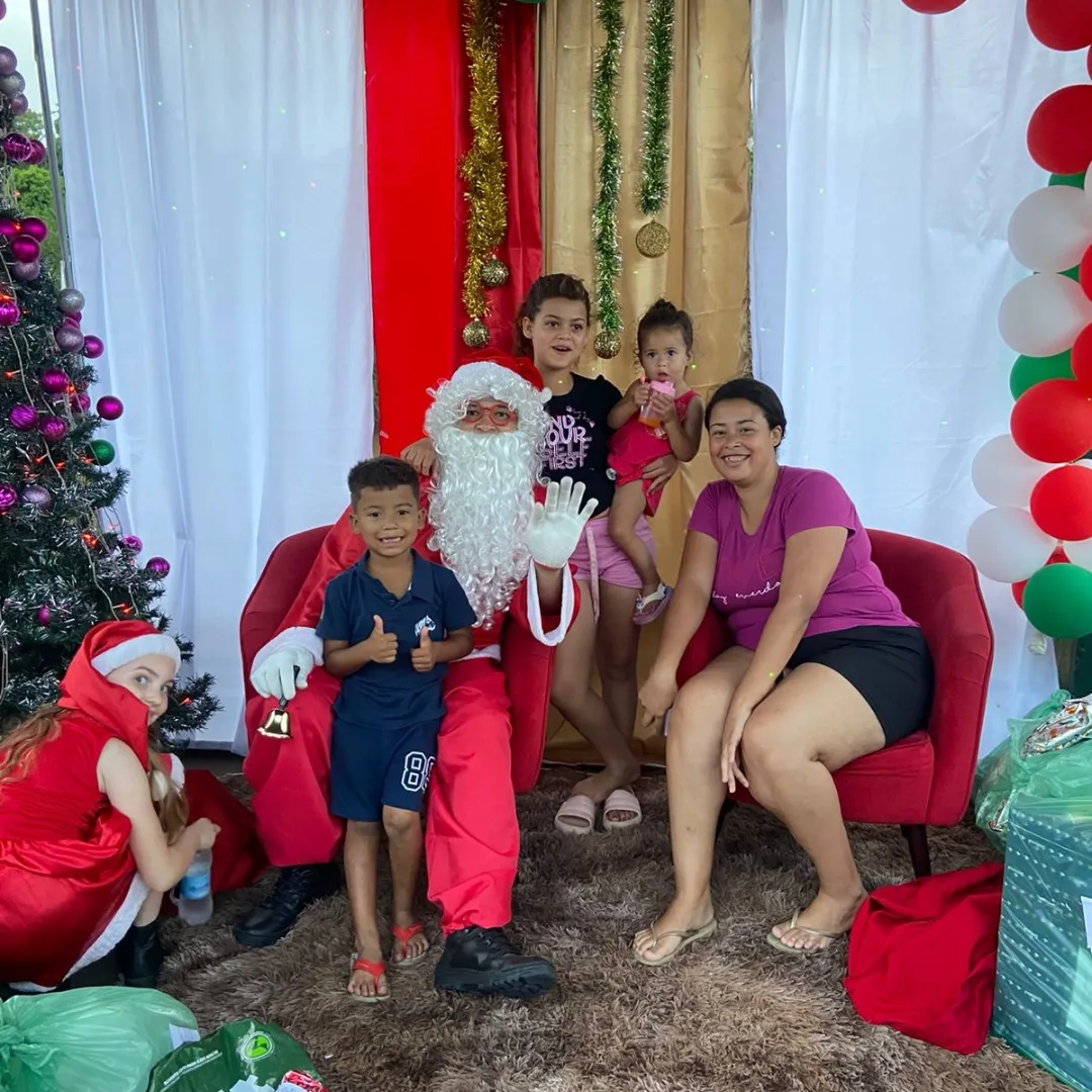 Foram beneficiadas centenas de crianças no Natal Solidário 2023 @campanhapopysilva foram kits escolar,brinquedos,panetone,roupas,refri ,cachorro quente e guloseimas,obrigados a todos que com coração e
